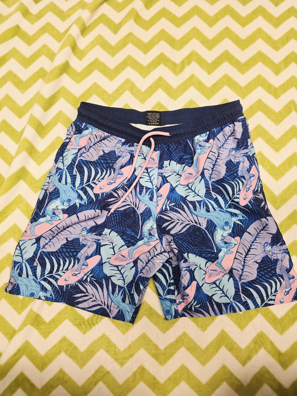 Batman Men's Tropical Print Swim Trunk Shorts Size Medium
